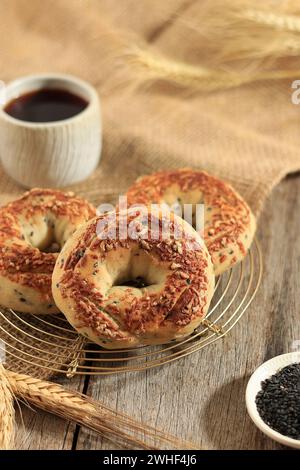 Bagel di pane all'impasto naturale fatto in casa con semi di sesamo nero, papavero e semi di lino Foto Stock