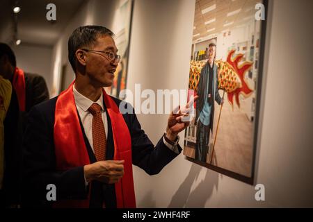 Madrid, Spagna. 9 febbraio 2024. L'ambasciatore della Repubblica Popolare Cinese in Spagna, Yao Jing, ha visto durante la presentazione della programmazione del Capodanno cinese a Madrid. Questo pomeriggio si è tenuta la presentazione della programmazione del capodanno cinese a Madrid nel quartiere Madrid di UserA con un evento sull'anno del Dragon Stage, installato nella Plaza de la Junta de Distrito de UserA. Credito: SOPA Images Limited/Alamy Live News Foto Stock