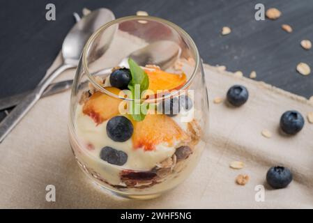 Dessert di panna e pesca Foto Stock