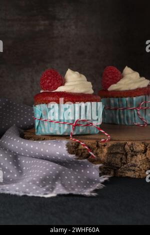 Cupcake rossi con glassa di formaggio cremoso Foto Stock