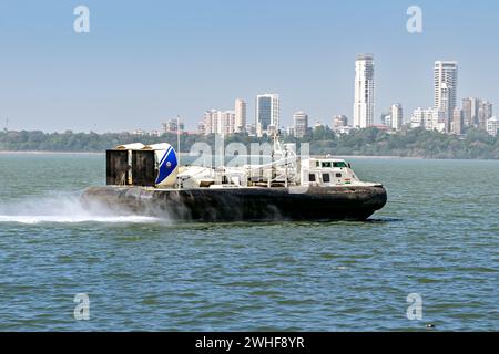 Mumbai, India - 14 gennaio 2024: Air Cushion Vessel (ACV) H-192 della Guardia Costiera indiana, ad alta velocità, vicino alla costa. Foto Stock