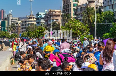 Mumbai, India - 14 gennaio 2024: Pubblico eccitato sulla strada vicina, guardando Air Show 2024. Foto Stock