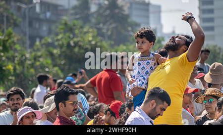 Mumbai, India - 14 gennaio 2024: Pubblico eccitato sulla strada vicina, guardando Air Show 2024. Foto Stock