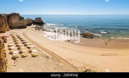 Scenografiche scogliere dorate vicino ad Alvor Foto Stock