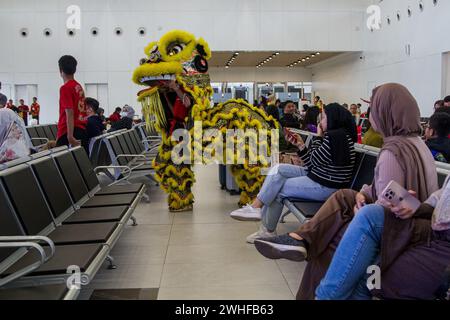 Bandung, Giava Occidentale, Indonesia. 10 febbraio 2024. La danza del leone Barongsai intrattiene i passanti alla stazione ferroviaria ad alta velocità di Padalarang, Bandung, che celebra il Capodanno lunare cinese del drago che cade il 10 febbraio 2024. (Credit Image: © Algi February Sugita/ZUMA Press Wire) SOLO PER USO EDITORIALE! Non per USO commerciale! Foto Stock