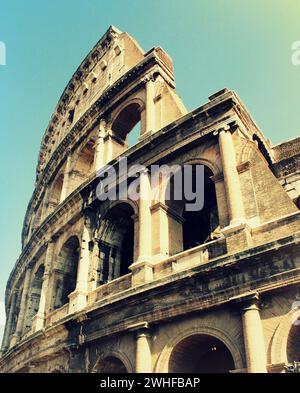 L'iconico antico Colosseo di Roma Foto Stock