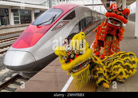 Bandung, Giava Occidentale, Indonesia. 10 febbraio 2024. La danza del leone Barongsai intrattiene i passanti alla stazione ferroviaria ad alta velocità di Padalarang, Bandung, che celebra il Capodanno lunare cinese del drago che cade il 10 febbraio 2024. (Credit Image: © Algi February Sugita/ZUMA Press Wire) SOLO PER USO EDITORIALE! Non per USO commerciale! Foto Stock