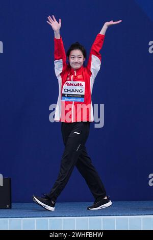 Doha. 9 febbraio 2024. Chang Yani della Cina celebra durante la cerimonia di premiazione della finale di trampolino da 3 m femminile dei Campionati mondiali d'acqua 2024 a Doha, Qatar, il 9 febbraio 2024. Crediti: Du Yu/Xinhua/Alamy Live News Foto Stock