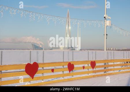 San Pietroburgo, Russia. 8 febbraio 2024. Vista su una pista di pattinaggio su ghiaccio di Flagshtock. (Foto di Sergei Mikhailichenko/SOPA Images/Sipa USA) credito: SIPA USA/Alamy Live News Foto Stock