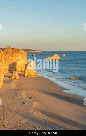 Scenografiche scogliere dorate vicino ad Alvor Foto Stock