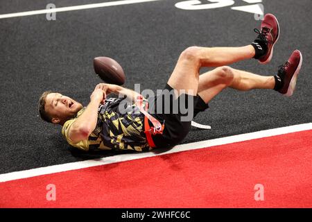 Henderson, Nevada, Stati Uniti. 8 febbraio 2024. Il lottatore UFC Justin Gaethje si tuffa per il calcio durante la 24a edizione del Celebrity Flag Football Challenge presso il Dollar Loan Center di Henderson, Nevada. Christopher Trim/CSM/Alamy Live News Foto Stock