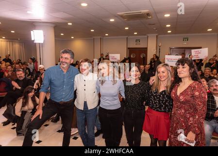 Vigo, Spagna. 9 febbraio 2024. Il team Sumar per Pontevedra al rally tenutosi a Vigo. Nell'immagine, da sinistra a destra: Ramon Sarmiento, N. 1 per Pontevedra, Marta Lois, candidata alla presidenza della Xunta de Galicia, Yolanda Diaz, secondo vicepresidente e ministro del lavoro, Sira Rego, ministro della gioventù e dell'infanzia, Veronica Martinez, Sumar vice al congresso dei deputati e Raquel Beana, N. 2 per Pontevedra. Crediti: Xan Gasalla/Alamy Live News Foto Stock