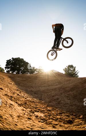 BMX Bike Stunt guarda indietro Foto Stock