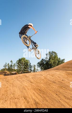 BMX Bike Stunt guarda indietro Foto Stock