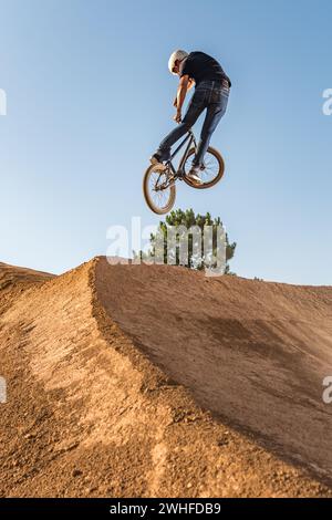 BMX Bike Stunt guarda indietro Foto Stock