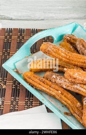 Churros tradizionali con cioccolata calda Foto Stock