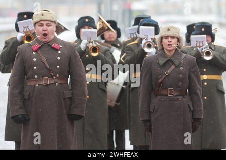 San Pietroburgo, Russia. 7 febbraio 2024. I reenattori che indossano uniformi militari sovietiche sono visti su una piattaforma durante la rievocazione storica del primo treno che arriva alla stazione ferroviaria di Finlyandsky dopo la rottura dell'assedio di Leningrado della seconda guerra mondiale nel febbraio 1943. La rievocazione presenta locomotive d'epoca e carrozze ferroviarie del periodo pre-bellico e pre-rivoluzionario e segna 80 anni dopo il ritiro dell'assedio di Leningrado della seconda guerra mondiale. Credito: SOPA Images Limited/Alamy Live News Foto Stock