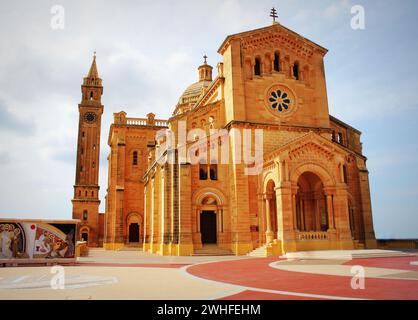 La basilica della Vergine di Ta Pinu vicino al villaggio di Gharb a Gozo. Foto Stock