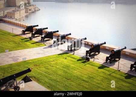 Splendida vista dai giardini superiori di Barrakka della batteria salutista e dal Grand Harbor di la Valletta, Malta Foto Stock