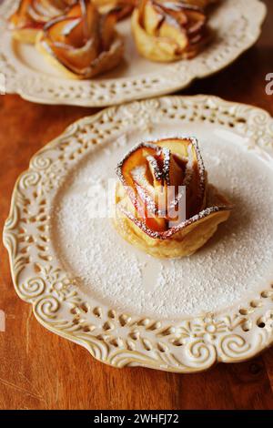 Gustosa pasta sfoglia con apple rose sagomato sulla piastra Foto Stock