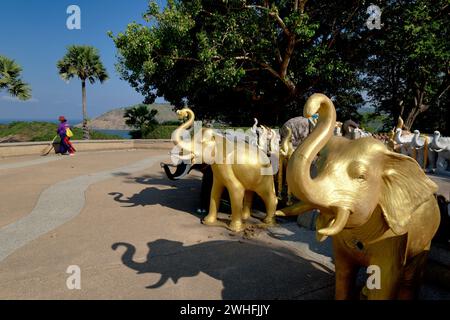 Vista parziale del santuario Phra Phrom a Laem Phromthep, Phuket, Thailandia, dedicato al Dio Brahma e circondato da statue di elefanti Foto Stock