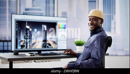 African Graphic Web Designer che utilizza il software di editing progettuale Foto Stock