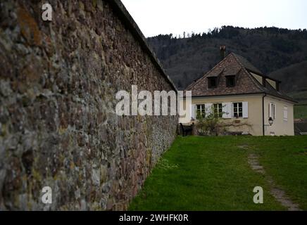 Paesaggio con vista panoramica esterna di una residenza locale in Rue de l'Église nell'affascinante villaggio di Hunawihr in Alsazia, Francia. Foto Stock