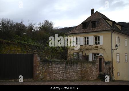 Paesaggio con vista panoramica esterna di una residenza locale in Rue de l'Église nell'affascinante villaggio di Hunawihr in Alsazia, Francia. Foto Stock