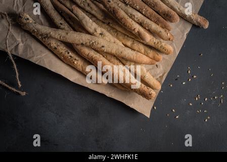 Bastoncini di pane con sale ed erbe aromatiche Foto Stock