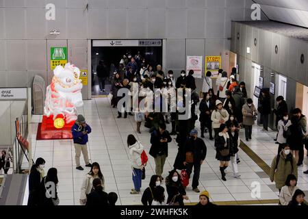 Yokohama, Giappone. 10 febbraio 2024. Un leone cinese è in mostra alla stazione Motomachi-Chukagai per le celebrazioni del nuovo anno lunare a Yokohama. Il Festival del capodanno cinese organizzato a Yokohama celebra il Capodanno lunare o il Festival di primavera, gli eventi si svolgono dal 10 al 24 febbraio. (Credit Image: © Rodrigo Reyes Marin/ZUMA Press Wire) SOLO PER USO EDITORIALE! Non per USO commerciale! Foto Stock