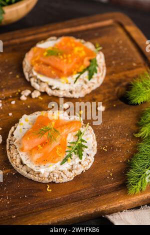 Salmone affumicato su pane di riso Foto Stock