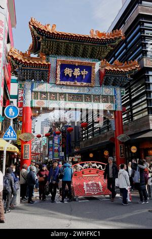 Yokohama, Giappone. 10 febbraio 2024. Le persone visitano Chinatown durante le celebrazioni del capodanno lunare a Yokohama. Il Festival del capodanno cinese organizzato a Yokohama celebra il Capodanno lunare o il Festival di primavera, gli eventi si svolgono dal 10 al 24 febbraio. (Credit Image: © Rodrigo Reyes Marin/ZUMA Press Wire) SOLO PER USO EDITORIALE! Non per USO commerciale! Foto Stock