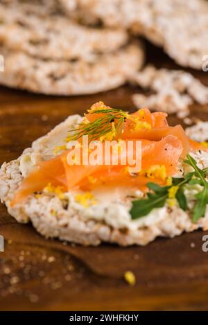 Salmone affumicato su pane di riso Foto Stock