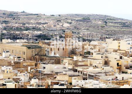 Vista sopra la città di Victoria o Rabat a Gozo, la vicina isola di Malta Foto Stock