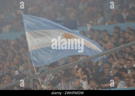 Avellaneda, Argentina, 9 febbraio 2024. Bandiera argentina durante la partita tra Racing Club e San Lorenzo de Almagro. Crediti: Fabideciria/Alamy Live News Foto Stock