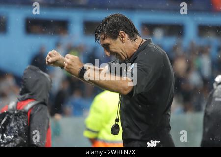 Avellaneda, Argentina, 9 febbraio 2024. Gustavo Costas festeggia durante la partita tra Racing Club e San Lorenzo de Almagro. Crediti: Fabideciria/Alamy Live News Foto Stock