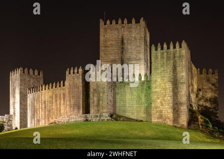 Castello medievale a Guimaraes di notte Foto Stock