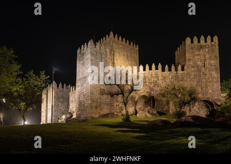 Castello medievale a Guimaraes di notte Foto Stock