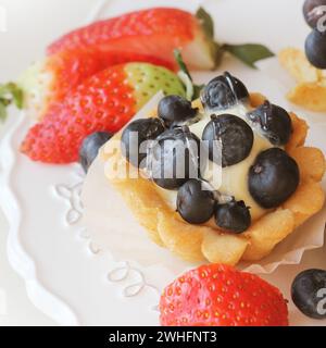 Tartlet con mirtilli sulla piastra bianca Foto Stock