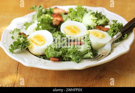 Fresco e salutare con insalata di cavolo riccio, chrispy uova e pancetta Foto Stock