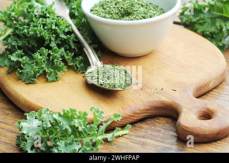 Secco tritato foglie di cavolo su sfondo rustico Foto Stock