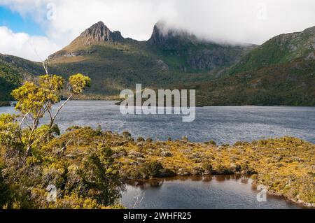 Cradle Mountain con vista sul Lago dove, Tasmania, Australia Foto Stock