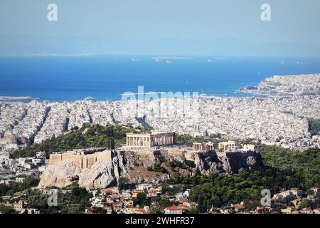 Ammira la città e l'Acropoli dalla collina di Licabetto ad Atene, in Grecia. Panorama di Atene . Bellissimo paesaggio urbano con il mare Foto Stock
