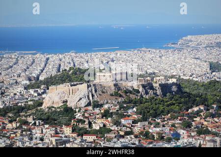 Ammira la città e l'Acropoli dalla collina di Licabetto ad Atene, in Grecia. Panorama di Atene . Bellissimo paesaggio urbano con il mare Foto Stock