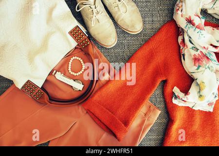 Autunno abito femminile. Set di vestiti, scarpe e accessori su sfondo grigio Foto Stock