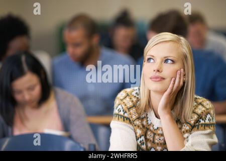 Donna, studentessa e pensante nella sala conferenze universitaria per preparare, visionare e studiare per gli esami. Idea, seria e concentrati sul piano per la determinazione Foto Stock