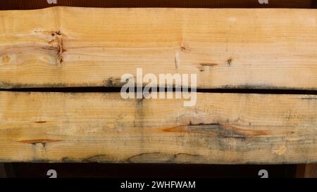 Due tronchi interi in sezione longitudinale con una consistenza laccata invecchiata di legno naturale, uno sfondo in legno composito durante l'invecchiamento Foto Stock