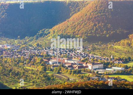 Villaggio Oberlenningen con la cartiera Scheufelen Lenningen Schwäbische Alb, Svevia Baden-Württemberg Germania Foto Stock