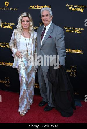 Hollywood, Stati Uniti. 9 febbraio 2024. Donna Mills e Richard Holland che arrivano al 31° Gala annuale dei MovieGuide Awards tenutosi all'Avalon Hollywood il 9 febbraio 2024 a Hollywood, CALIFORNIA. © Tammie Arroyo/AFF-USA.com crediti: AFF/Alamy Live News Foto Stock