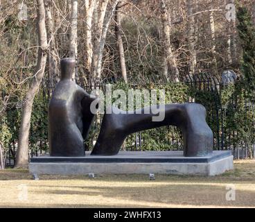 Henry Moore, Figura reclinata: Arco gamba 1969-70, giardino del Museo di Arte Contemporanea di Teheran, Iran Foto Stock